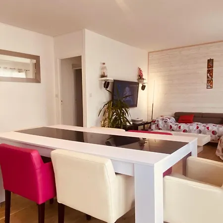 Bright And Unoverlooked Appartement