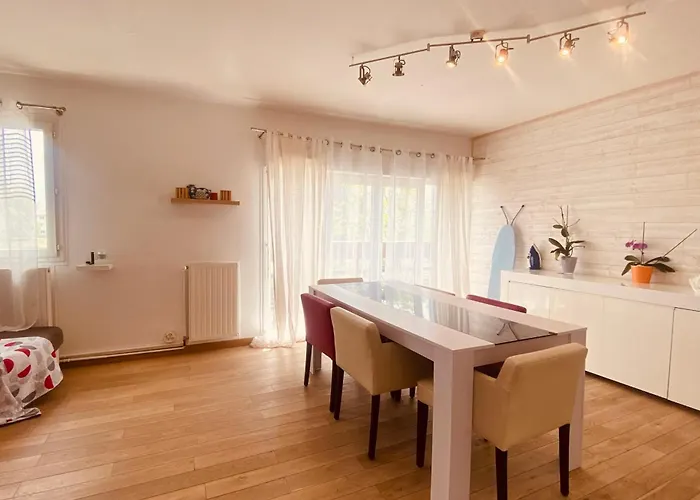 Bright And Unoverlooked Apartment *