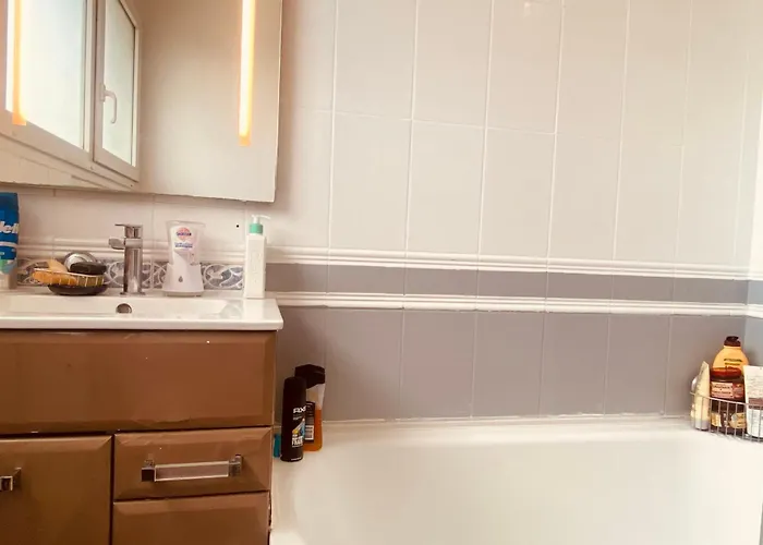 Bright And Unoverlooked Apartment *