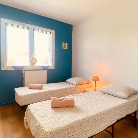 Bright And Unoverlooked Apartman