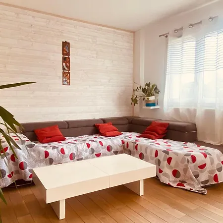 Bright And Unoverlooked Apartman *