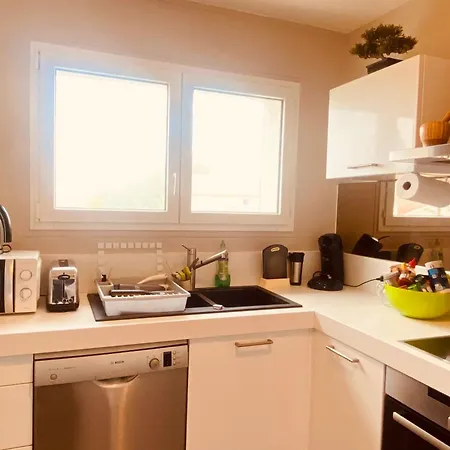 Bright And Unoverlooked Apartman *